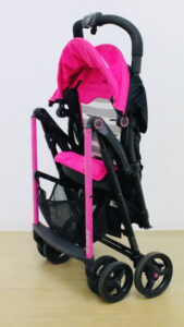 折りたたまれたベビーカー